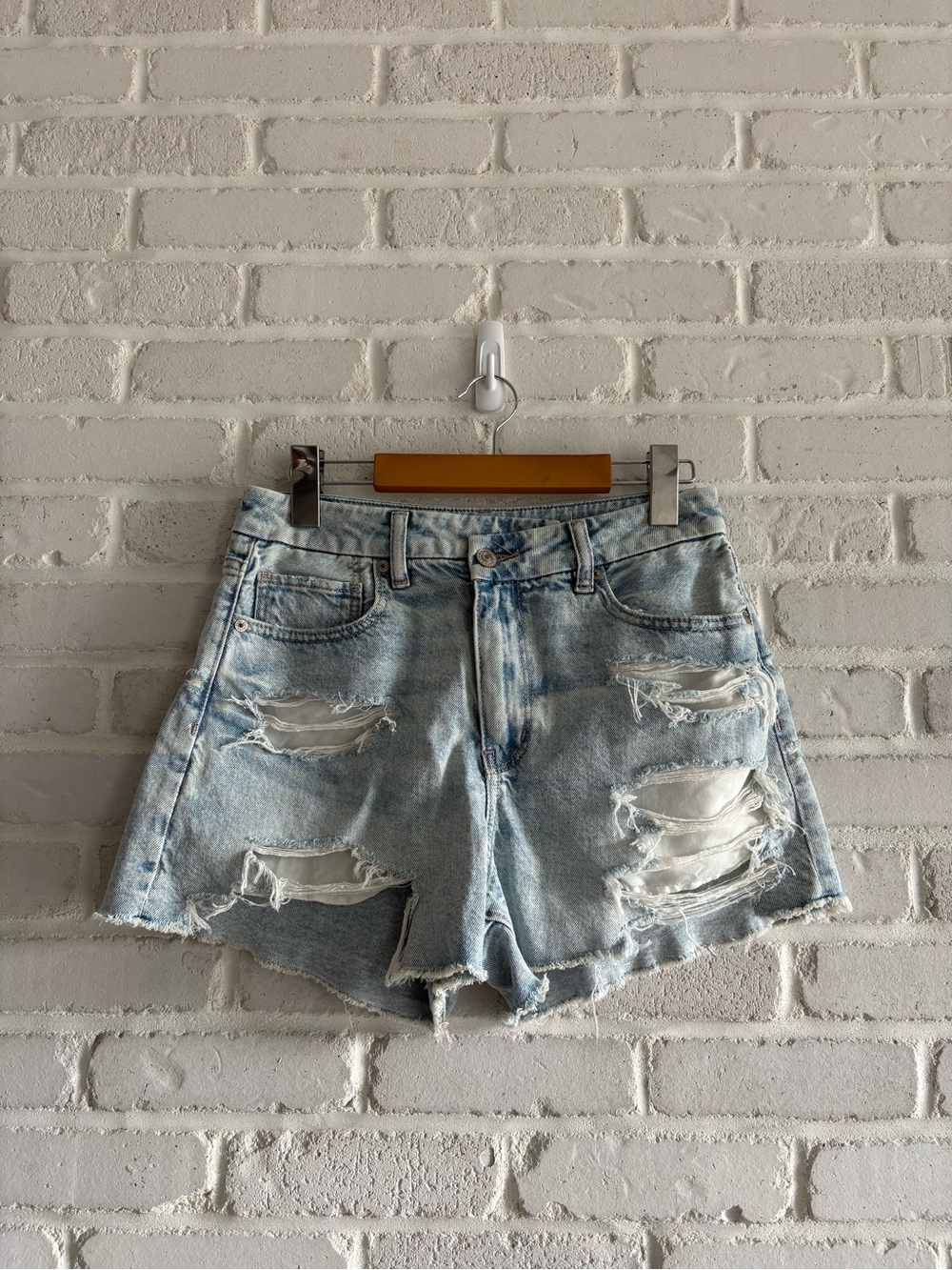 American Eagle Distressed Denim Curvy Mom Short, Size 6